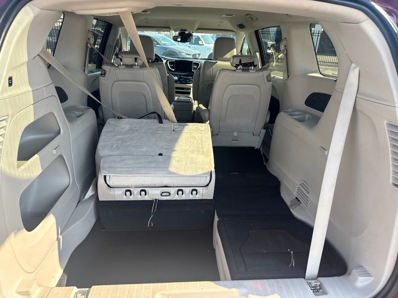 Chrysler Pacifica Vehicle Full-screen Gallery Image 27