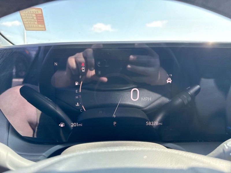 Buick Encore GX Vehicle Full-screen Gallery Image 18