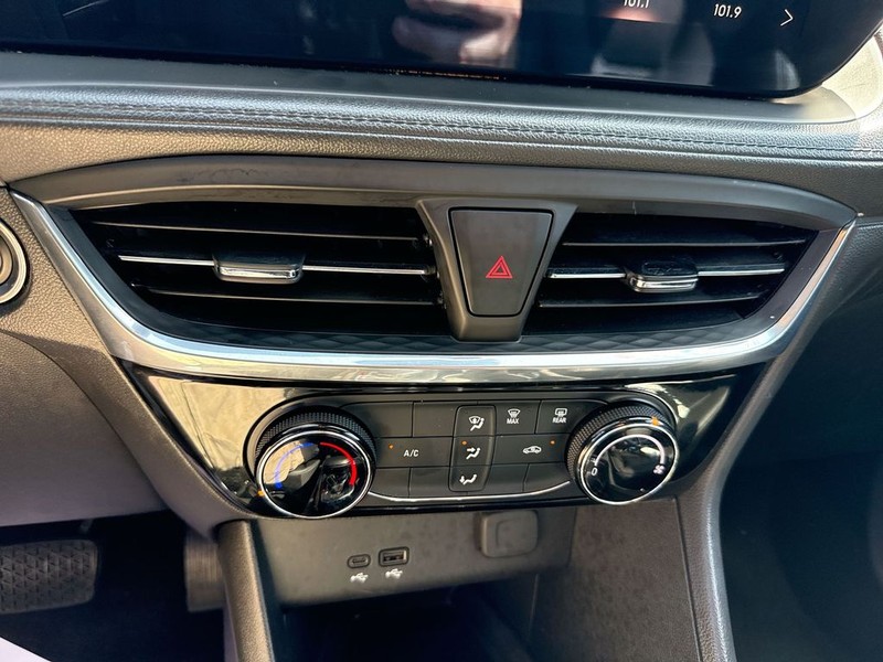 Buick Encore GX Vehicle Full-screen Gallery Image 24