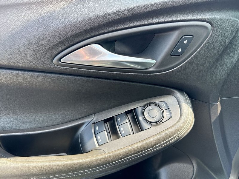 Buick Encore GX Vehicle Full-screen Gallery Image 29