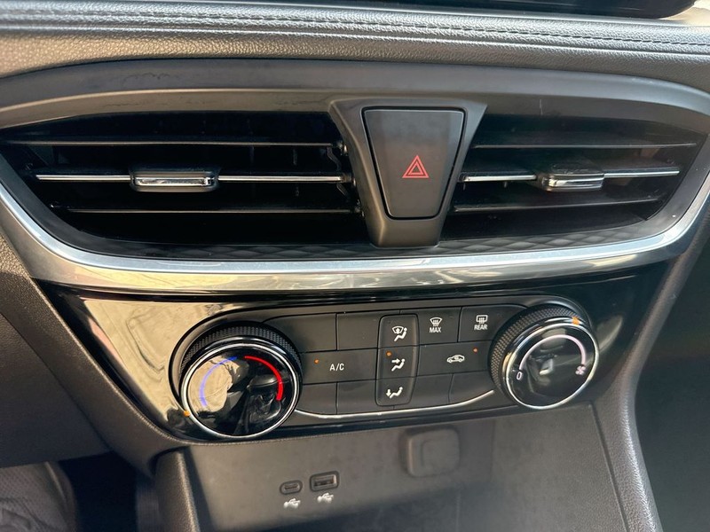 Buick Encore GX Vehicle Full-screen Gallery Image 38