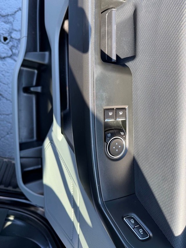 Ford F-150 Vehicle Full-screen Gallery Image 26