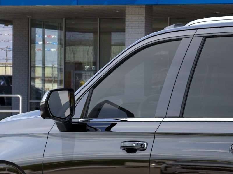 Chevrolet Suburban Vehicle Full-screen Gallery Image 12
