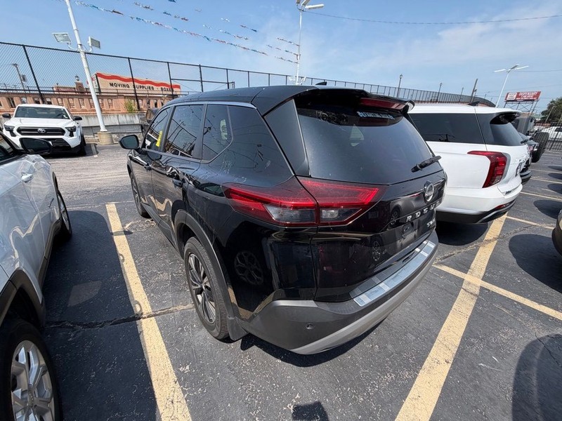 Nissan Rogue Vehicle Full-screen Gallery Image 4