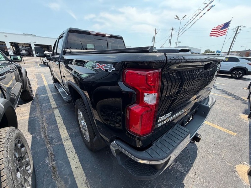 Chevrolet Silverado 2500HD Vehicle Full-screen Gallery Image 4
