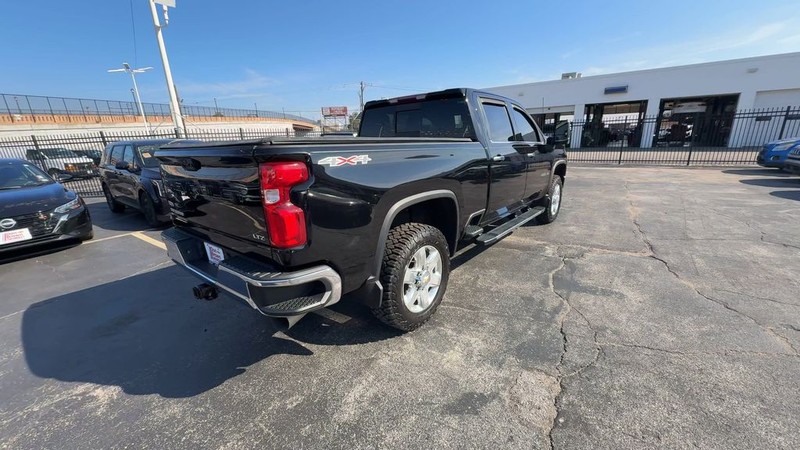 Chevrolet Silverado 2500HD Vehicle Full-screen Gallery Image 13