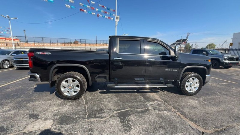 Chevrolet Silverado 2500HD Vehicle Full-screen Gallery Image 14