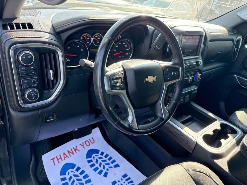 Chevrolet Silverado 2500HD Vehicle Full-screen Gallery Image 17