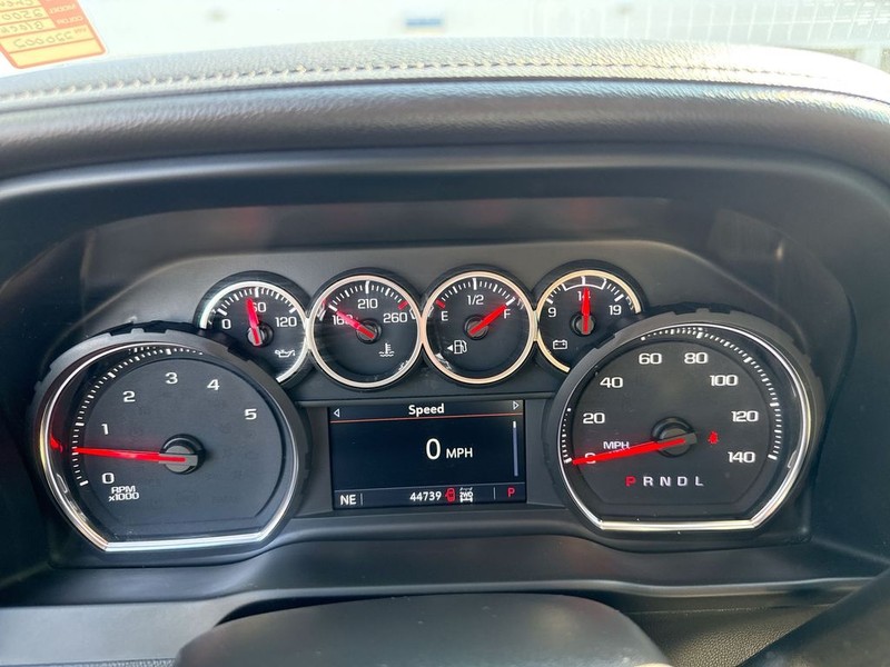 Chevrolet Silverado 2500HD Vehicle Full-screen Gallery Image 18