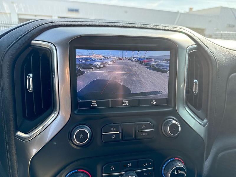 Chevrolet Silverado 2500HD Vehicle Full-screen Gallery Image 21