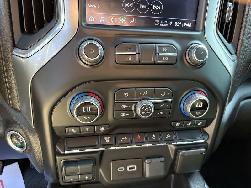 Chevrolet Silverado 2500HD Vehicle Full-screen Gallery Image 24