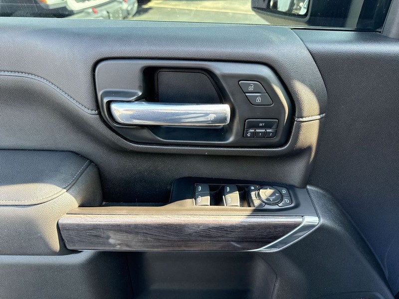 Chevrolet Silverado 2500HD Vehicle Full-screen Gallery Image 28