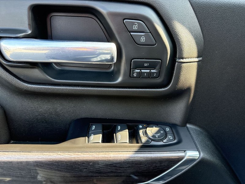 Chevrolet Silverado 2500HD Vehicle Full-screen Gallery Image 29
