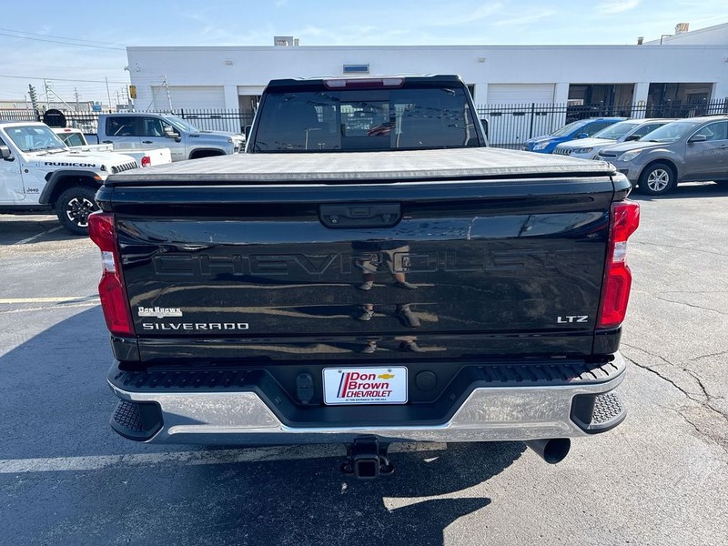 Chevrolet Silverado 2500HD Vehicle Full-screen Gallery Image 31
