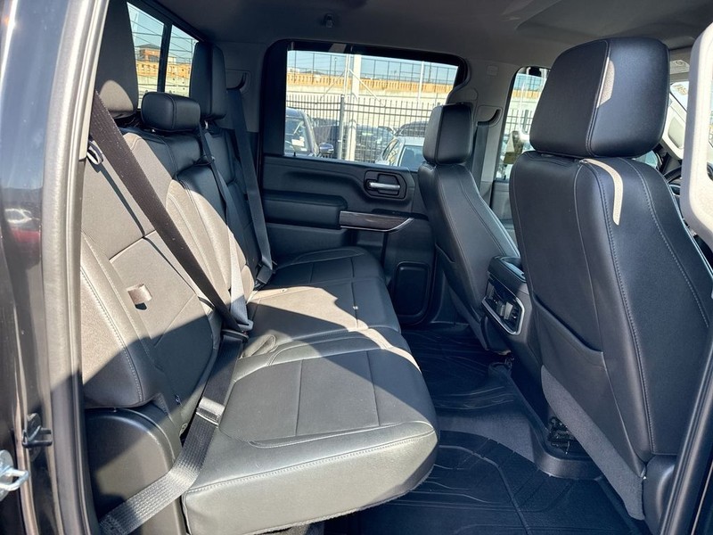 Chevrolet Silverado 2500HD Vehicle Full-screen Gallery Image 32