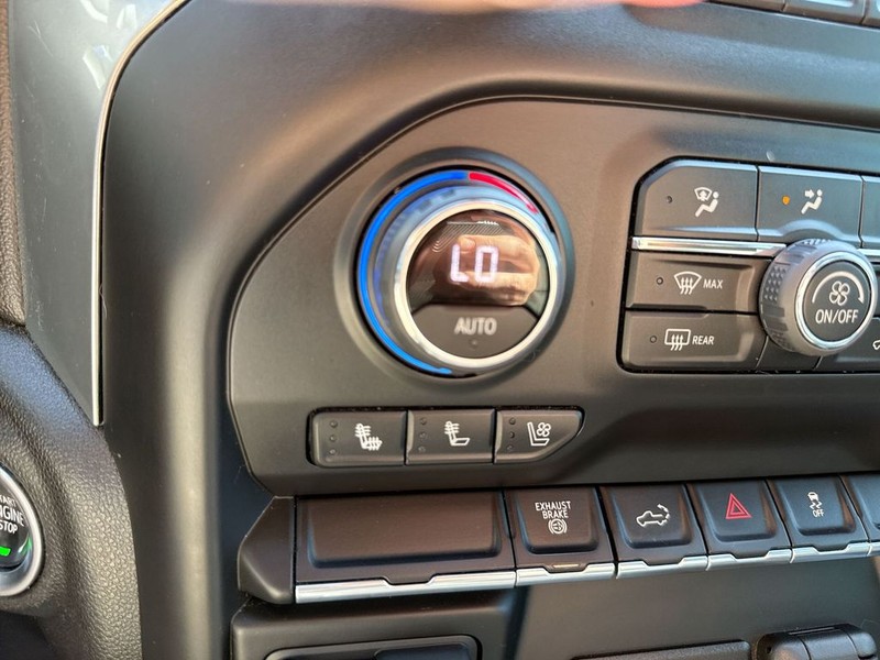 Chevrolet Silverado 2500HD Vehicle Full-screen Gallery Image 38