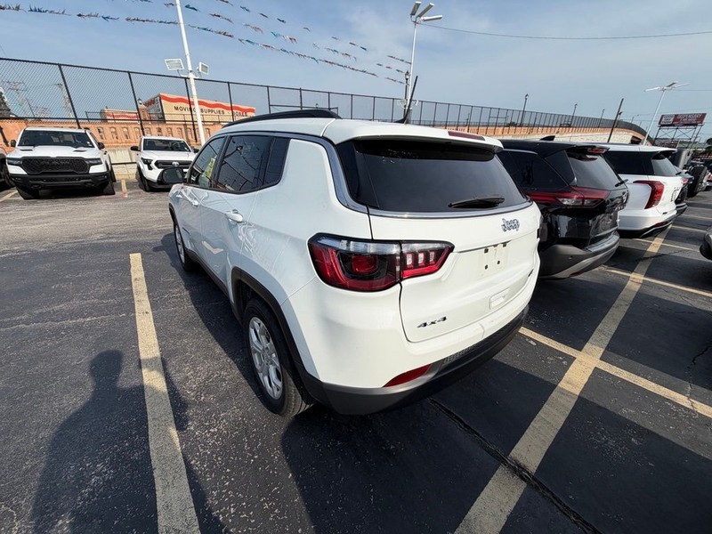 Jeep Compass Vehicle Full-screen Gallery Image 4