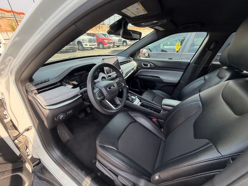 Jeep Compass Vehicle Full-screen Gallery Image 7