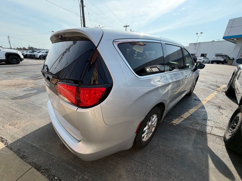Chrysler Voyager Vehicle Full-screen Gallery Image 6