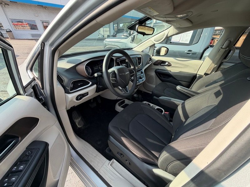 Chrysler Voyager Vehicle Full-screen Gallery Image 7