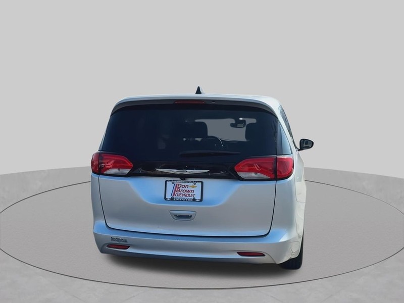 Chrysler Voyager Vehicle Full-screen Gallery Image 13