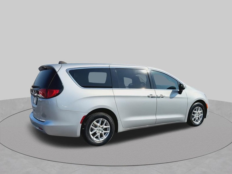 Chrysler Voyager Vehicle Full-screen Gallery Image 14