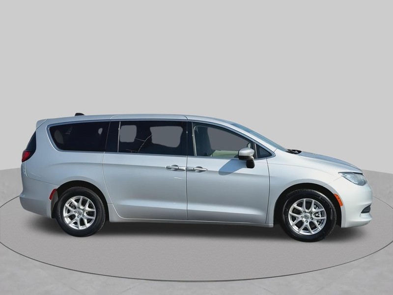 Chrysler Voyager Vehicle Full-screen Gallery Image 17