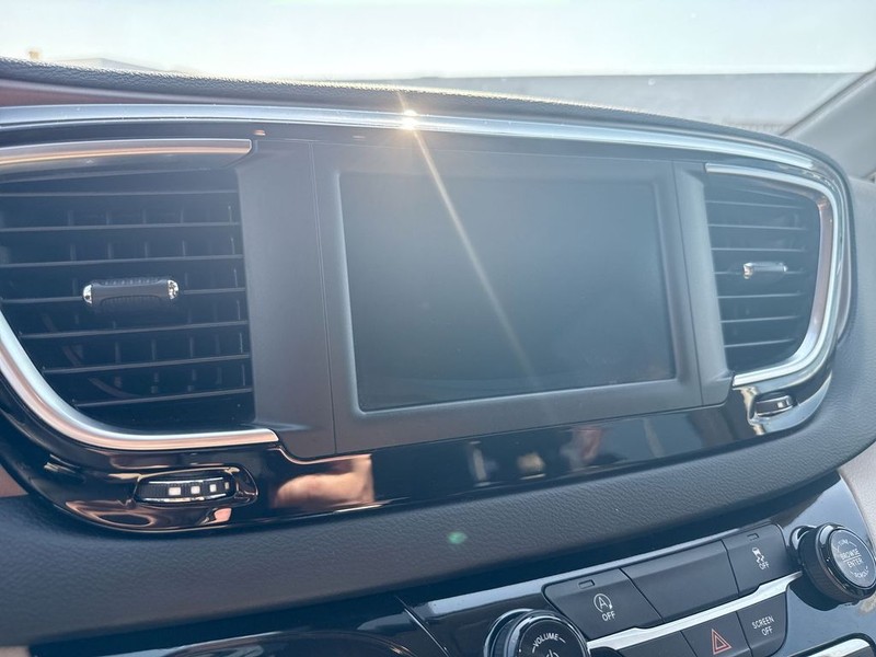 Chrysler Voyager Vehicle Full-screen Gallery Image 23