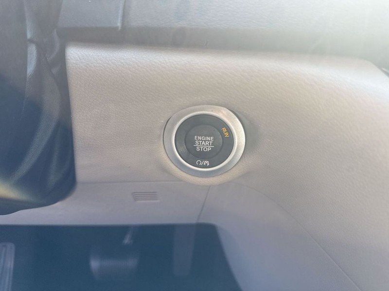 Chrysler Voyager Vehicle Full-screen Gallery Image 25