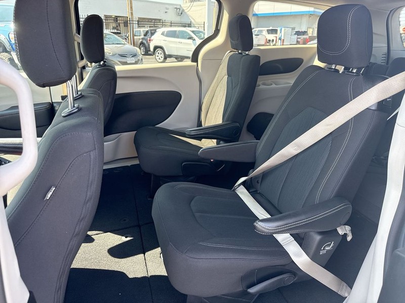 Chrysler Voyager Vehicle Full-screen Gallery Image 27