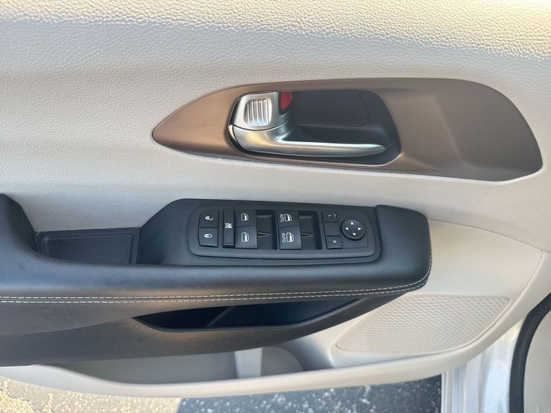 Chrysler Voyager Vehicle Full-screen Gallery Image 29