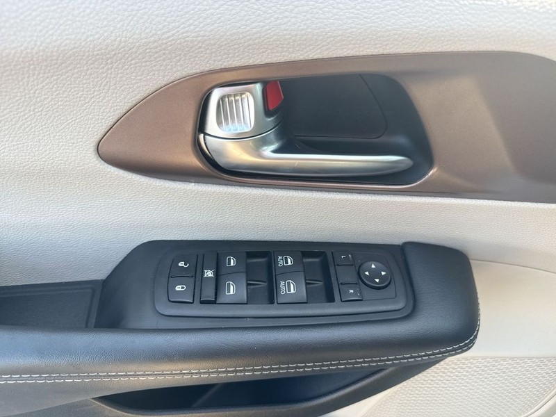 Chrysler Voyager Vehicle Full-screen Gallery Image 30