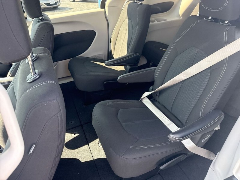 Chrysler Voyager Vehicle Full-screen Gallery Image 31