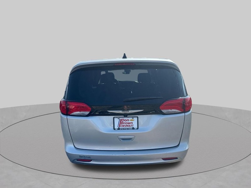Chrysler Voyager Vehicle Full-screen Gallery Image 32