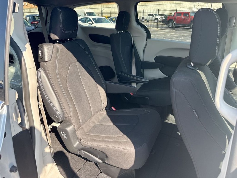 Chrysler Voyager Vehicle Full-screen Gallery Image 33