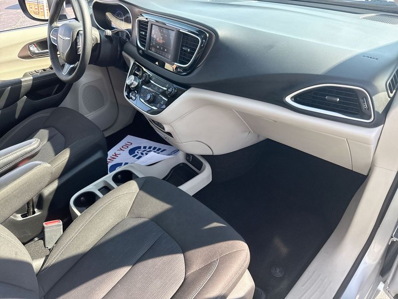 Chrysler Voyager Vehicle Full-screen Gallery Image 35