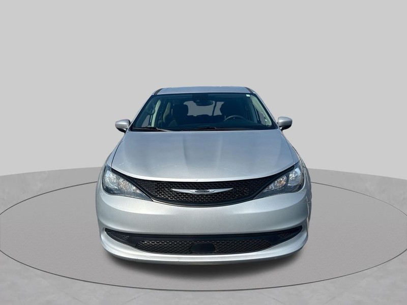 Chrysler Voyager Vehicle Full-screen Gallery Image 36