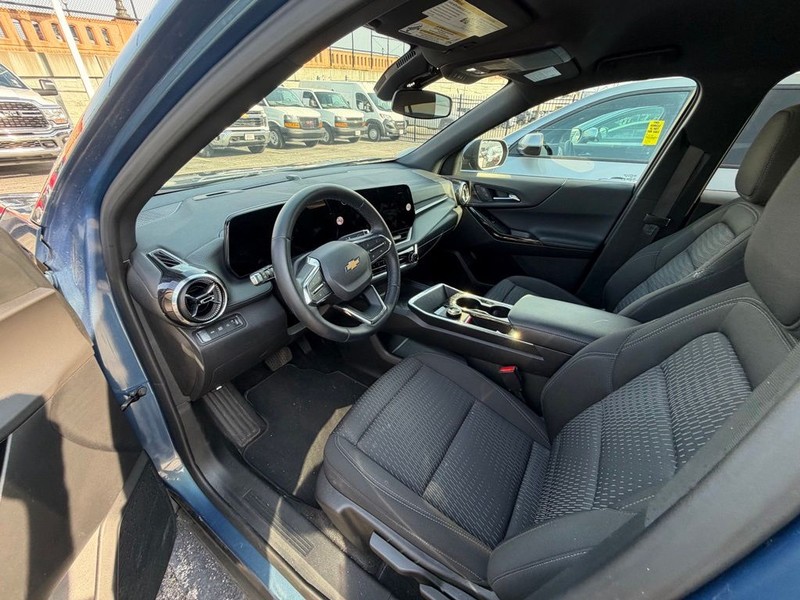 Chevrolet Equinox Vehicle Full-screen Gallery Image 7