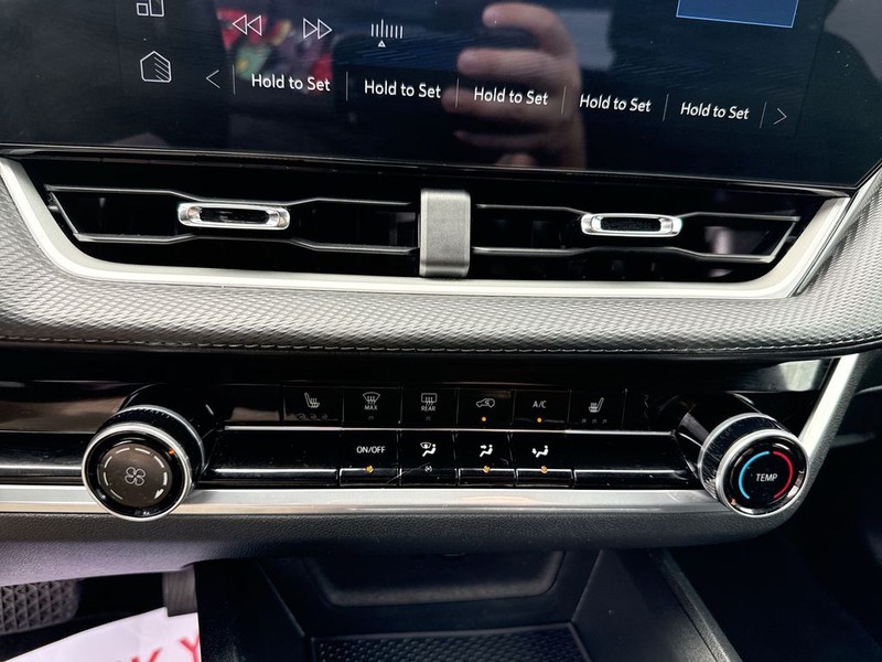 Chevrolet Equinox Vehicle Full-screen Gallery Image 24