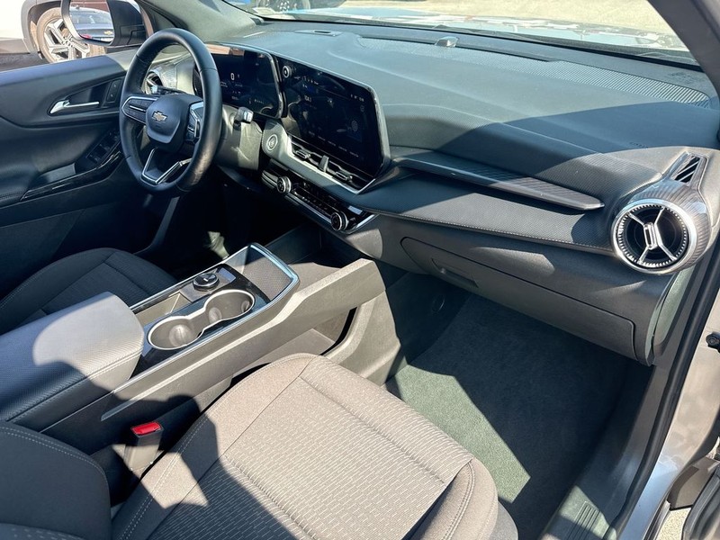 Chevrolet Equinox Vehicle Full-screen Gallery Image 17