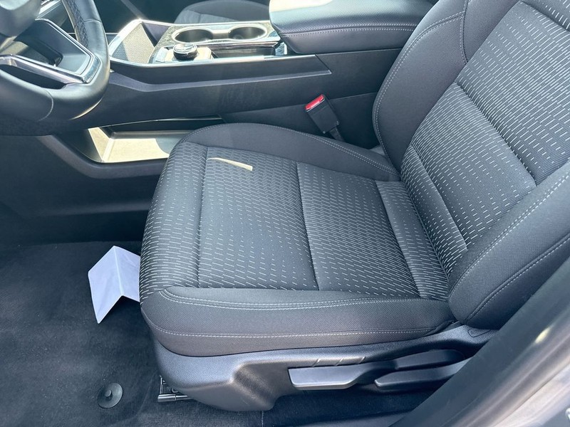 Chevrolet Equinox Vehicle Full-screen Gallery Image 32