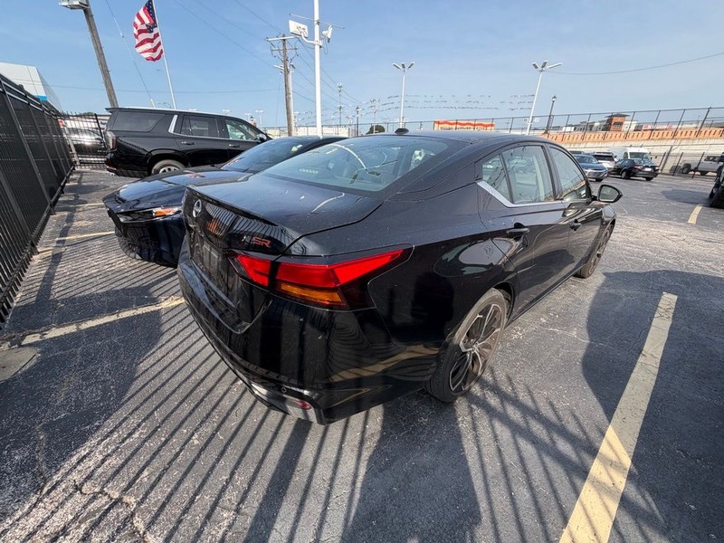 Nissan Altima Vehicle Full-screen Gallery Image 6