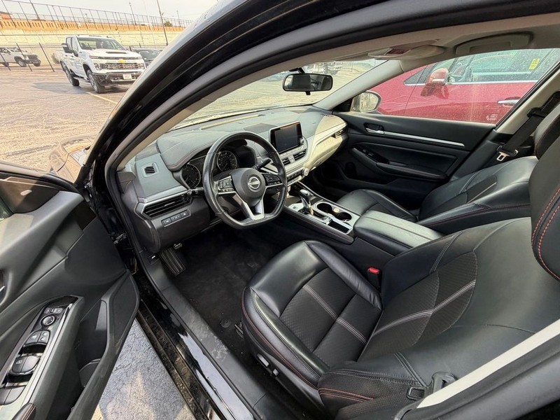 Nissan Altima Vehicle Full-screen Gallery Image 7