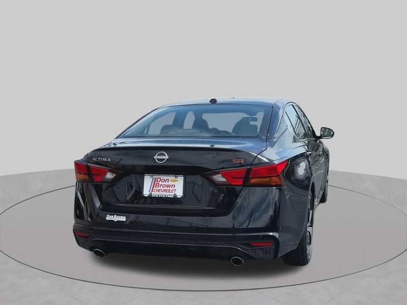 Nissan Altima Vehicle Full-screen Gallery Image 13