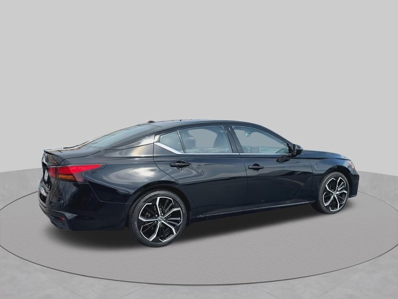 Nissan Altima Vehicle Full-screen Gallery Image 14