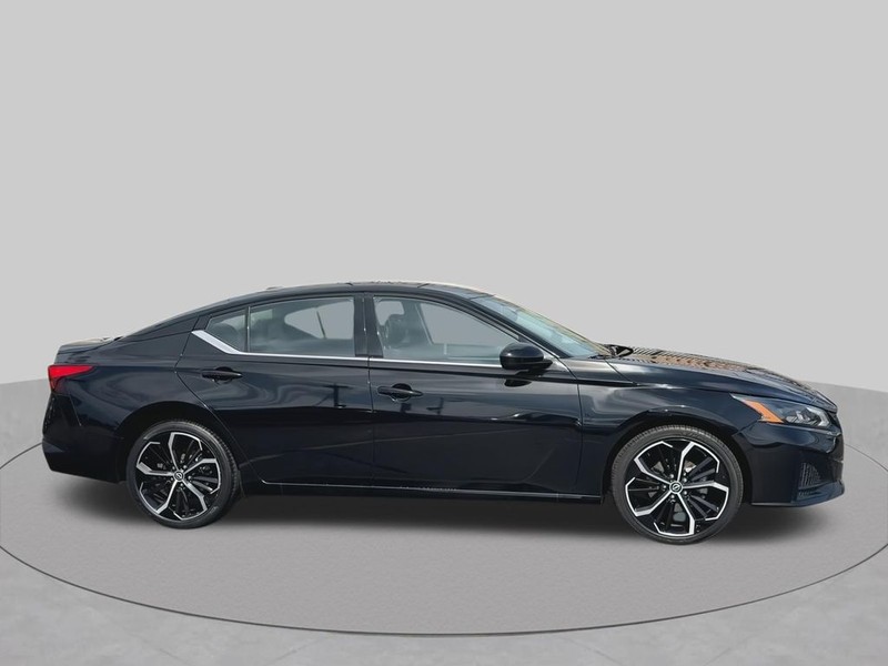 Nissan Altima Vehicle Full-screen Gallery Image 17