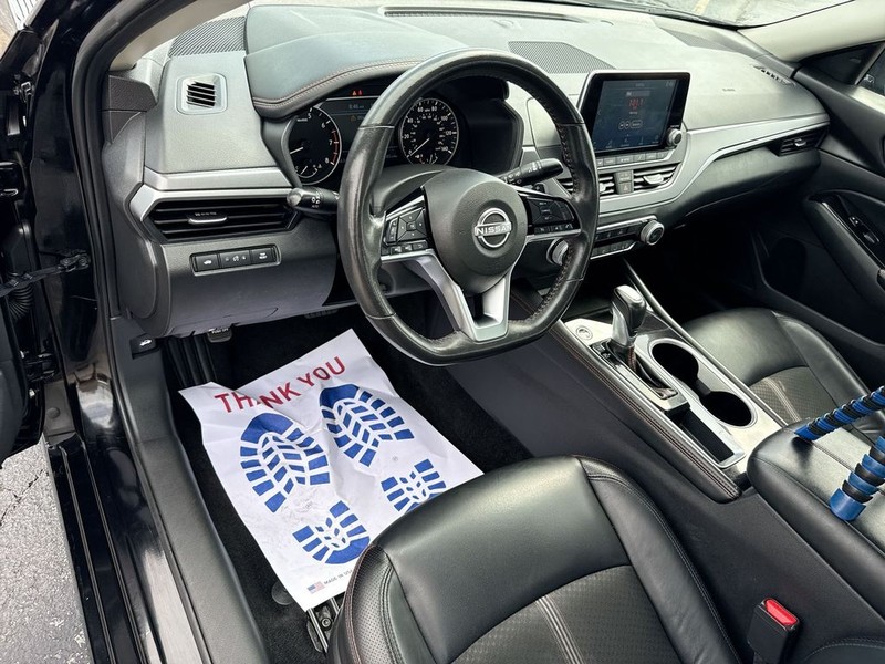 Nissan Altima Vehicle Full-screen Gallery Image 18