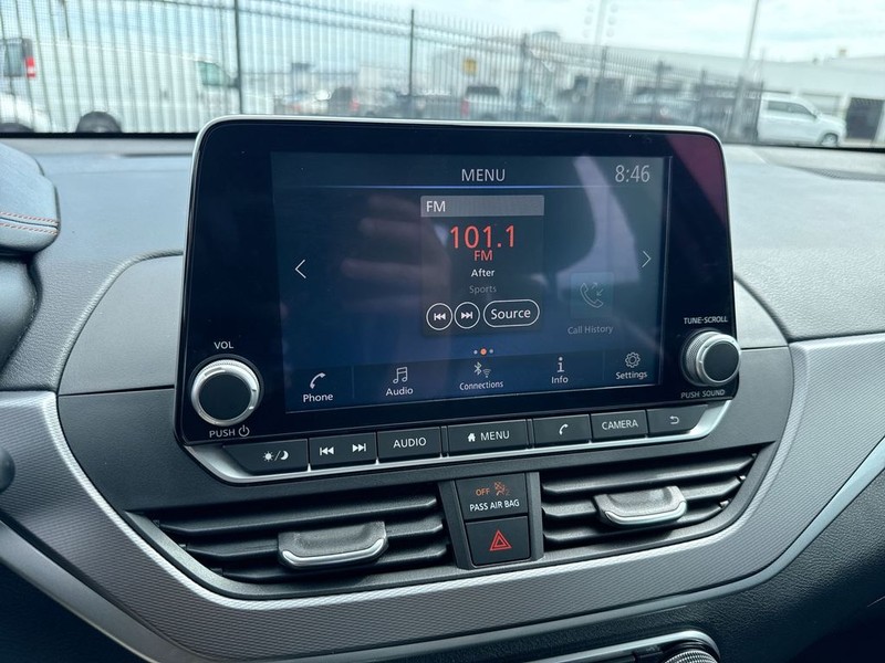 Nissan Altima Vehicle Full-screen Gallery Image 22