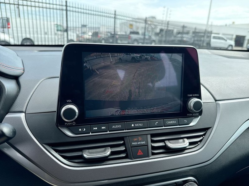 Nissan Altima Vehicle Full-screen Gallery Image 23