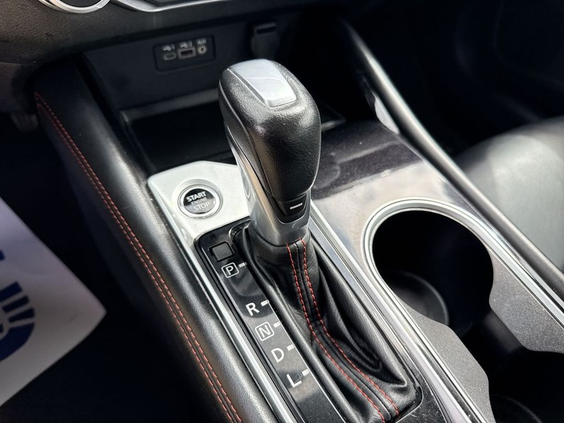 Nissan Altima Vehicle Full-screen Gallery Image 24